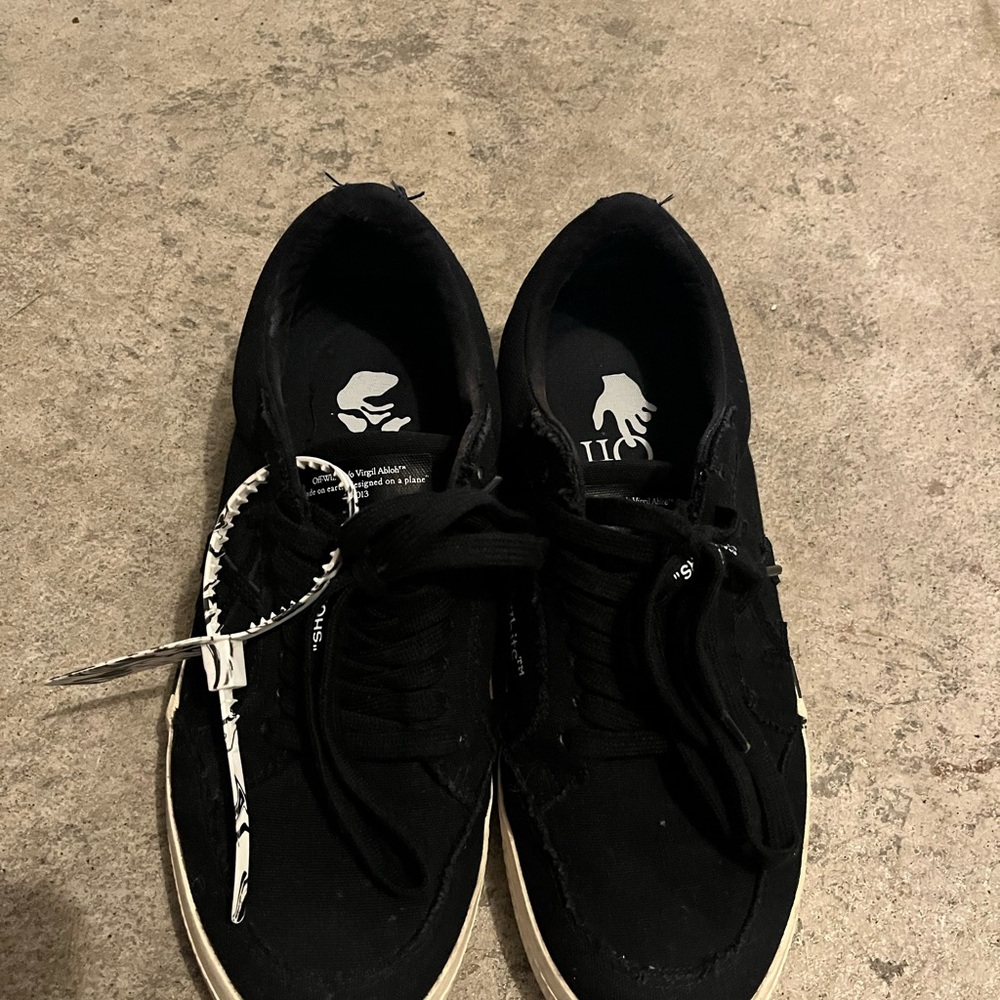 Off-White Black Low-Top Sneakers with Diagonal Stripe Midsole image 5